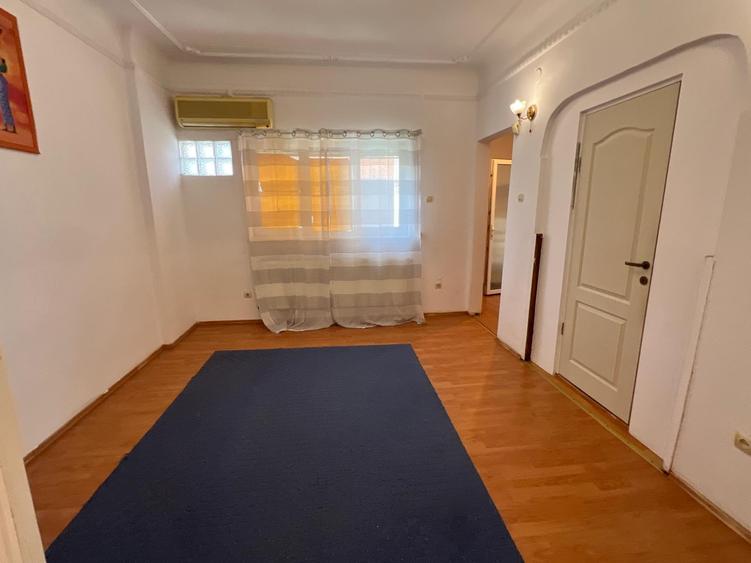 Casă individuală cu 8 camere cu Canalizare în P-ța Muncii