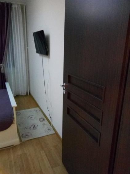 Apartament cu 3 camere semidecomandat în Teiul Doamnei