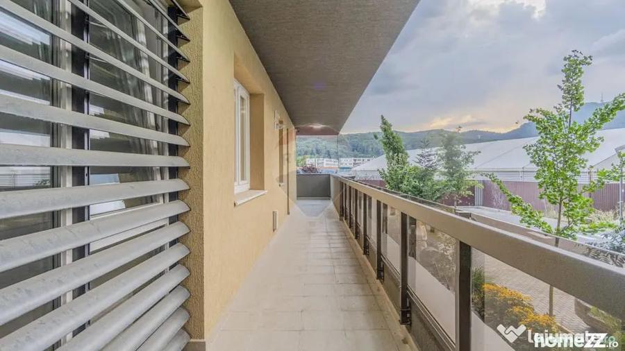 Apartament cu 9 camere decomandat în Astra