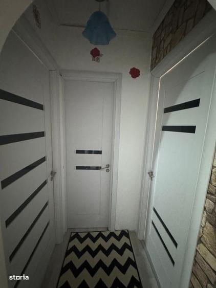 Apartament cu 4 camere semidecomandat în Craiovița Nouă