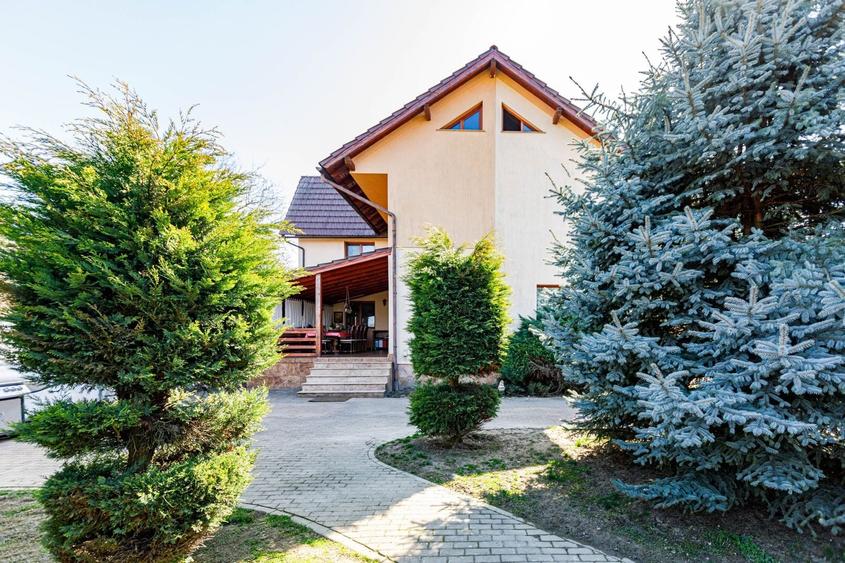 Casă individuală cu 6 camere cu Canalizare în Est