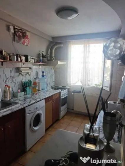 Apartament cu 3 camere semidecomandat în Titan