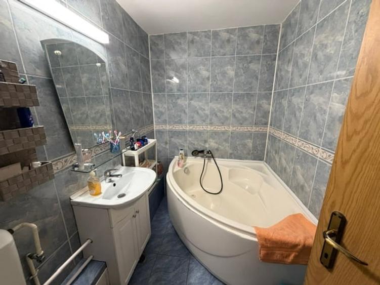 Apartament cu 4 camere semidecomandat în Tineretului