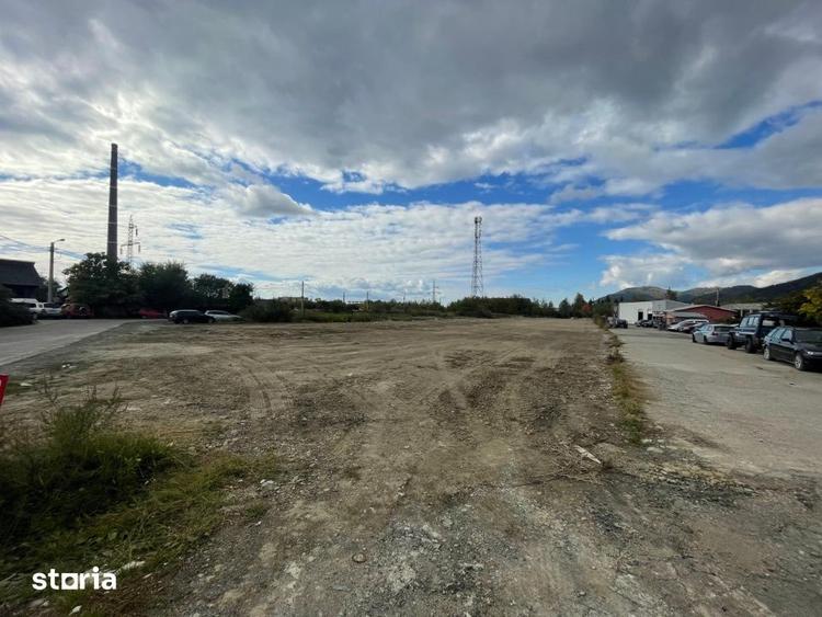 Teren de 7000 mp, în Est