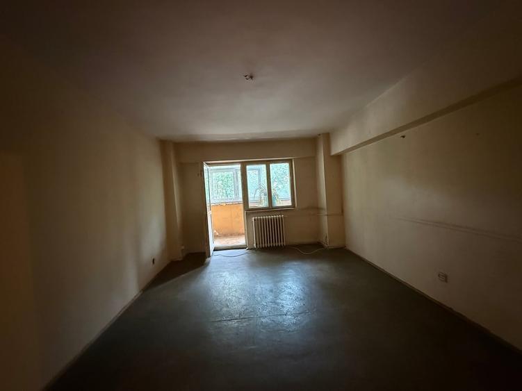 Apartament cu 3 camere semidecomandat în Păcii