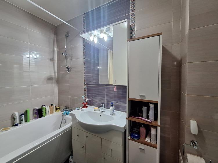 Apartament cu 2 camere semidecomandat, mobilat în Florești