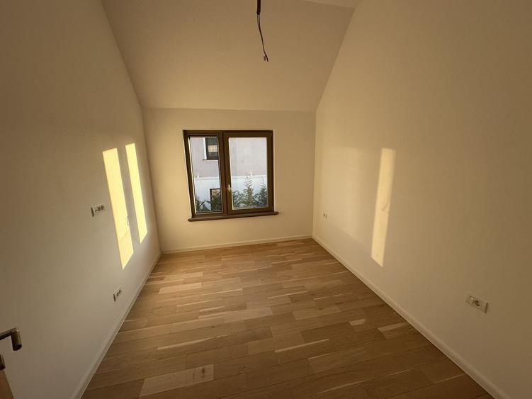 Duplex cu 5 camere cu Canalizare în Exterior Nord