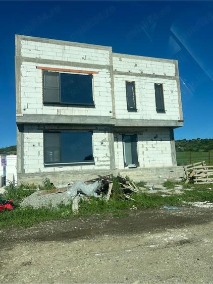 Casă cu 4 camere cu Teren 500 Mp în Șimnicu de Sus