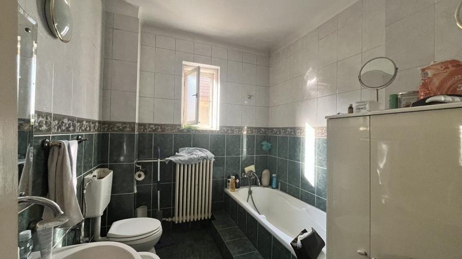 Casă individuală cu 7 camere cu Canalizare în Decebal