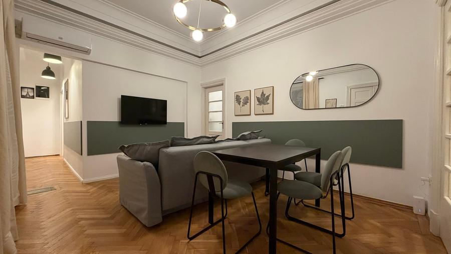 Apartament cu 5 camere decomandat în P-ța Victoriei