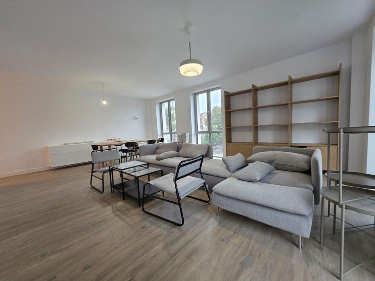 Apartament cu 3 camere în P-ța Universității