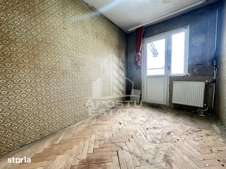 Apartament cu 3 camere semidecomandat în Soarelui