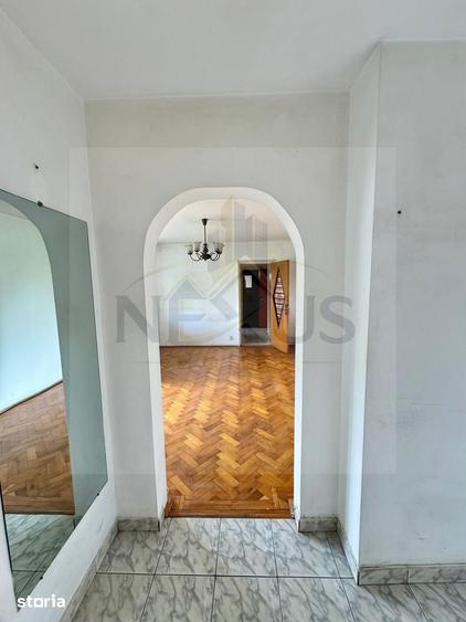 Apartament cu 3 camere semidecomandat în Berceni