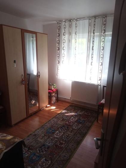 Apartament cu 4 camere semidecomandat în Petros