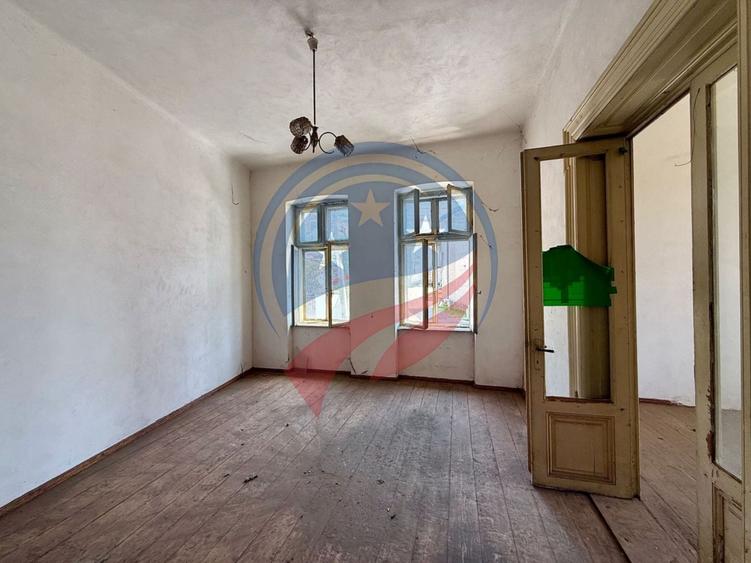 Casă individuală cu 7 camere cu Canalizare în Ultracentral