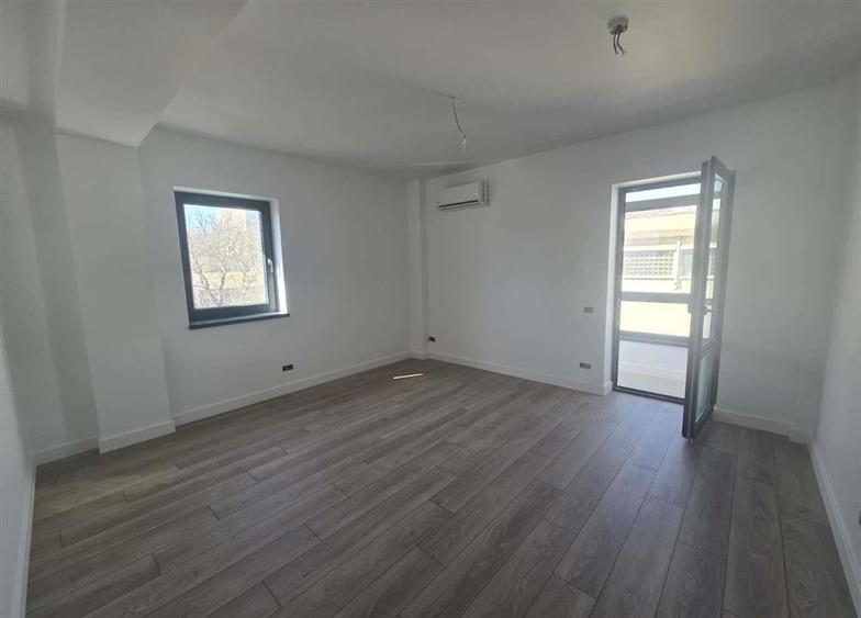 Birou, de 638 mp, în Universității