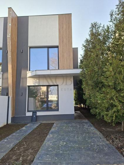 Duplex cu 4 camere cu Canalizare în Ostratu