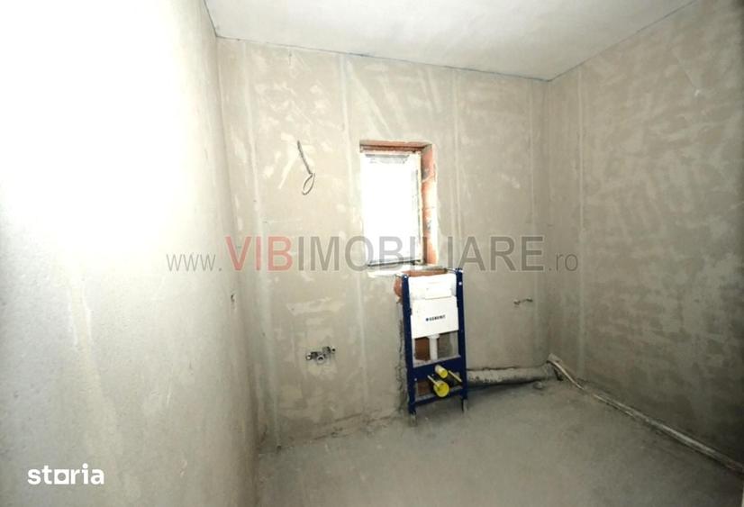 Casă cu 4 camere semidecomandat cu Teren 240 Mp în Central