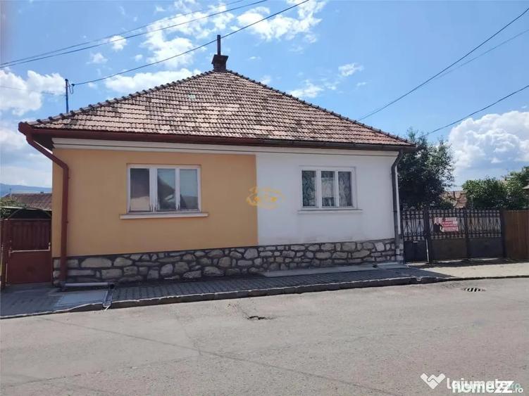 Casă cu 2 camere cu Teren 469 Mp în Central
