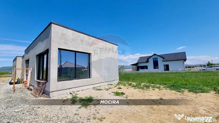 Casă cu 5 camere cu Teren 900 Mp în Mocira
