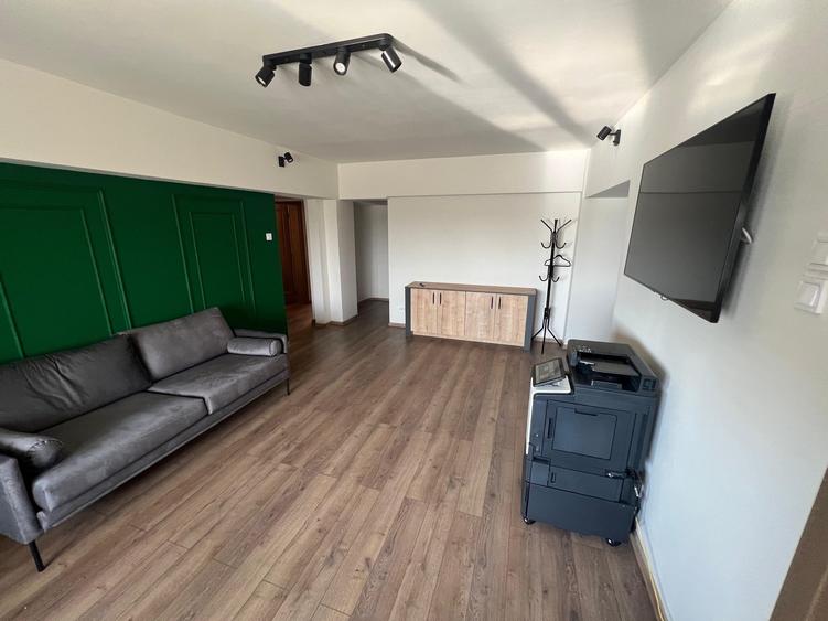 Apartament cu 4 camere semidecomandat, mobilat în P-ța Unirii