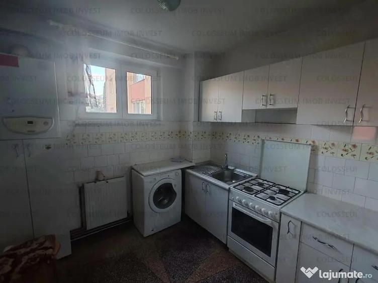 Apartament cu 3 camere decomandat în Astra