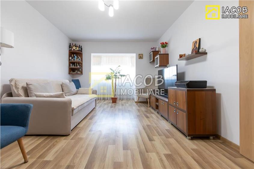 Apartament cu 3 camere decomandat, mobilat în 9 Mai