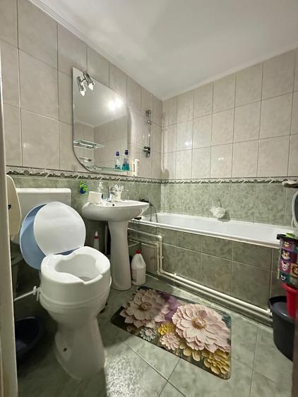 Apartament cu 4 camere semidecomandat, mobilat în Moșilor