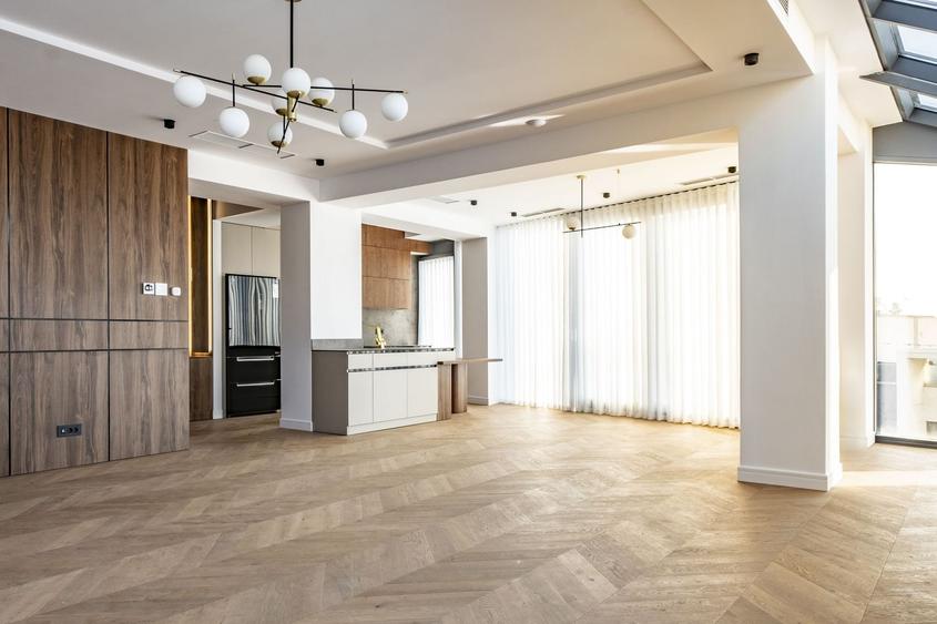 Apartament cu 5 camere decomandat, mobilat în P-ța Victoriei