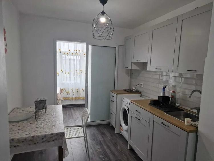 Apartament cu 3 camere decomandat, mobilat în Alexandru cel Bun