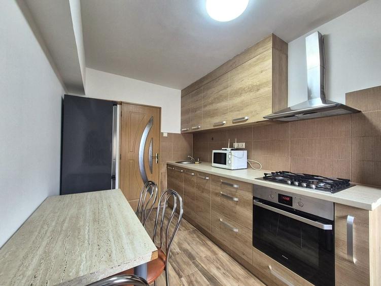 Apartament cu 3 camere decomandat în Bartolomeu