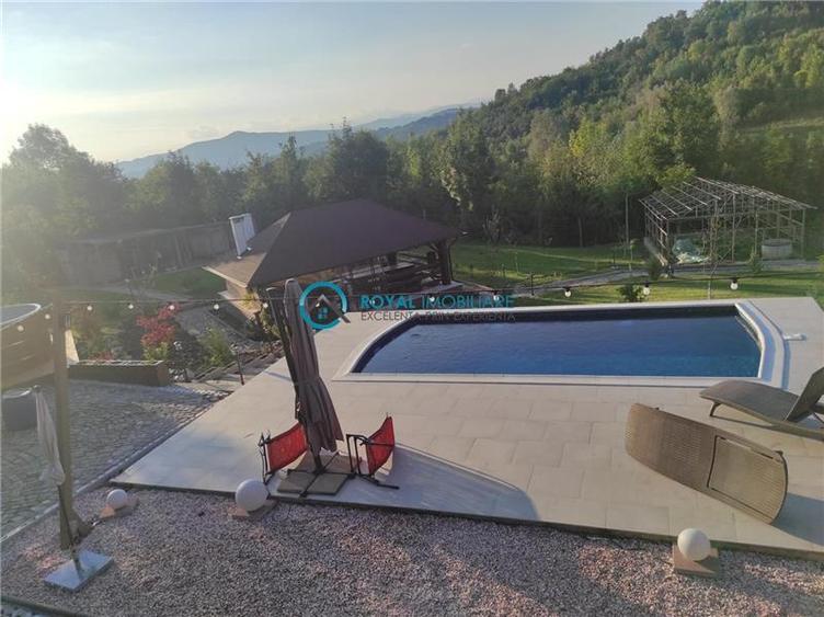 Casă individuală cu 7 camere cu Teren 3860 Mp în Exterior Vest