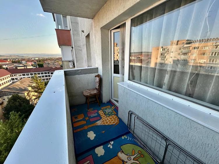 Apartament cu 3 camere semidecomandat în Cetate