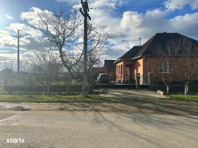 Casă cu 4 camere în Nisipeni