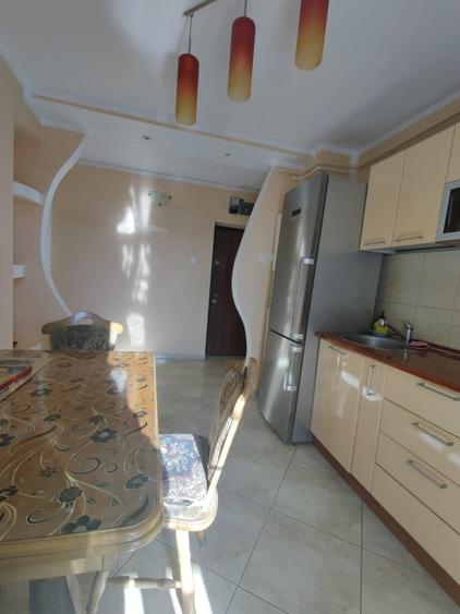 Apartament cu 3 camere decomandat, mobilat în Micro 4