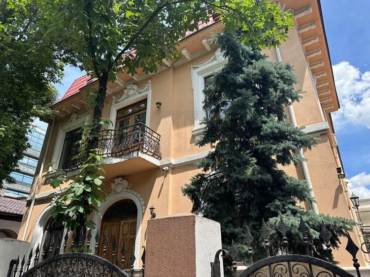 Casă individuală cu 9 camere cu Canalizare în Cotroceni