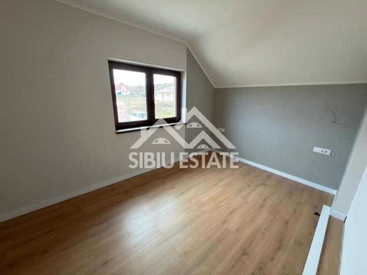Duplex cu 4 camere cu Canalizare în Șura Mare