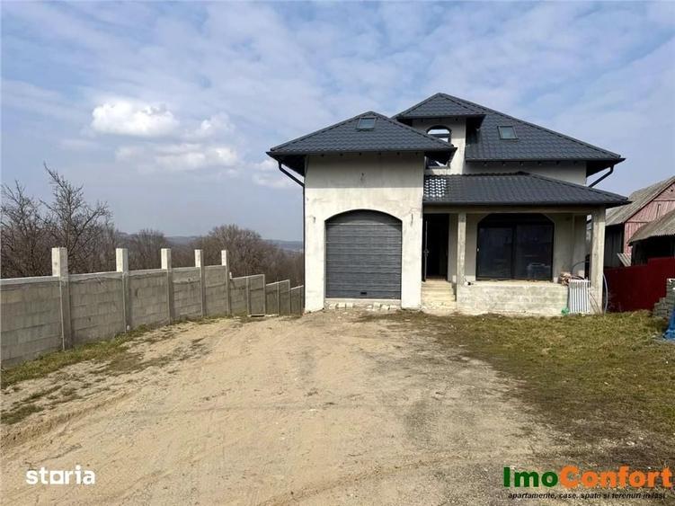 Casă cu 6 camere cu Teren 1600 Mp în Sirețel