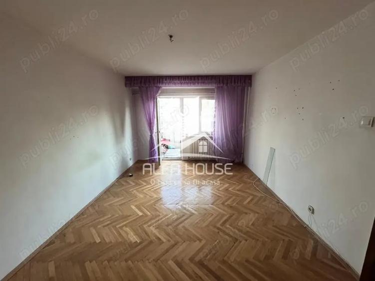 Apartament cu 4 camere semidecomandat în Central