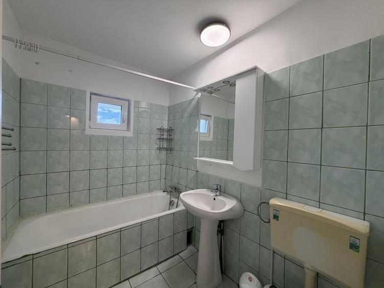 Apartament cu 3 camere decomandat în Olteniței