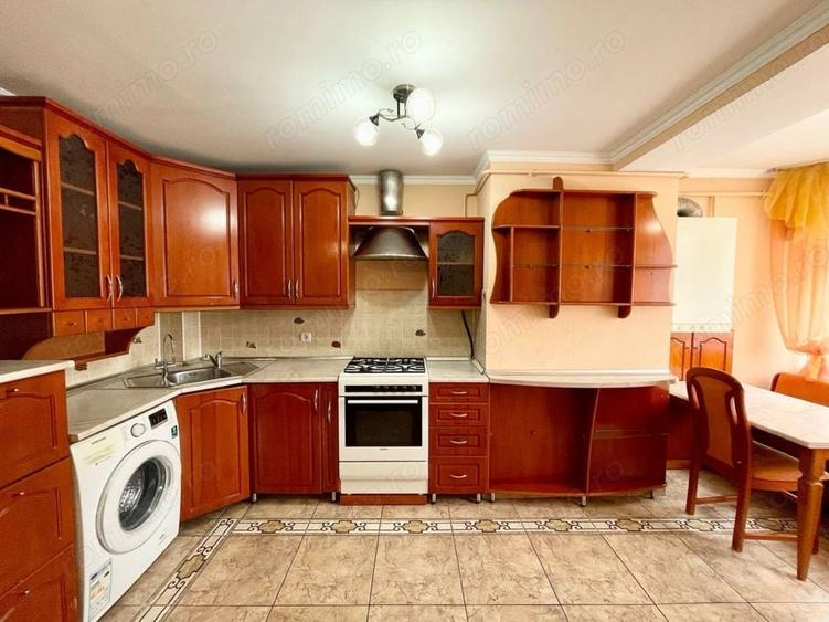 Apartament cu 3 camere decomandat în Planete