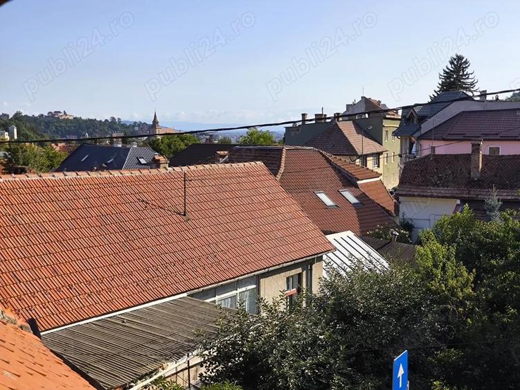 Apartament cu 3 camere decomandat în Schei