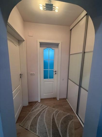 Apartament cu 3 camere semidecomandat, mobilat în Micălaca