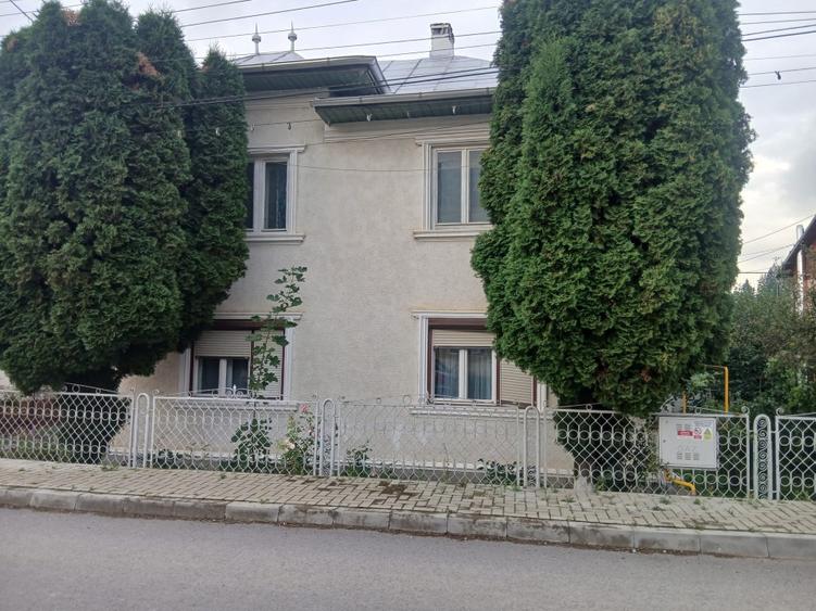 Casă individuală cu 5 camere cu Teren 420 Mp în Central