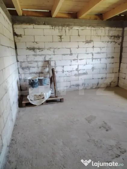 Casă cu 4 camere cu Teren 1300 Mp în Săndulești
