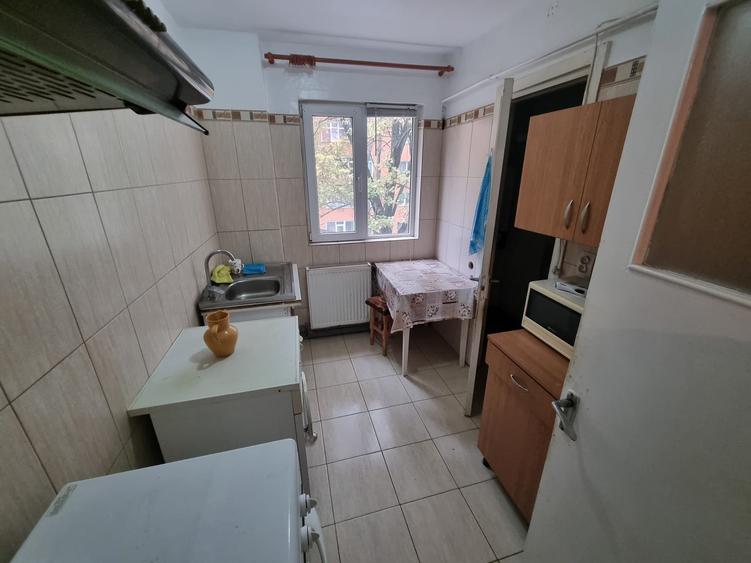 Apartament cu 3 camere semidecomandat, mobilat în Tătărași