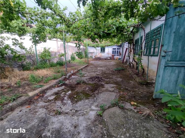 Casă cu 7 camere cu Teren 546 Mp în Socol