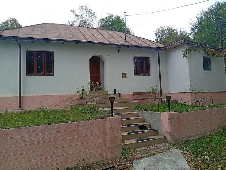 Casă cu 3 camere cu Teren 1800 Mp în Leiculești