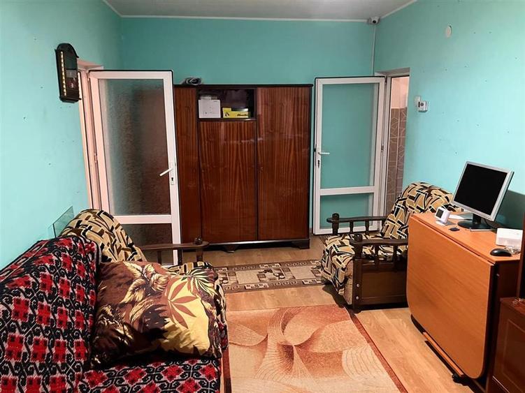Apartament cu 2 camere semidecomandat, mobilat în Podu Roș