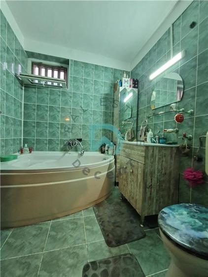 Apartament cu 3 camere semidecomandat în Tractorul